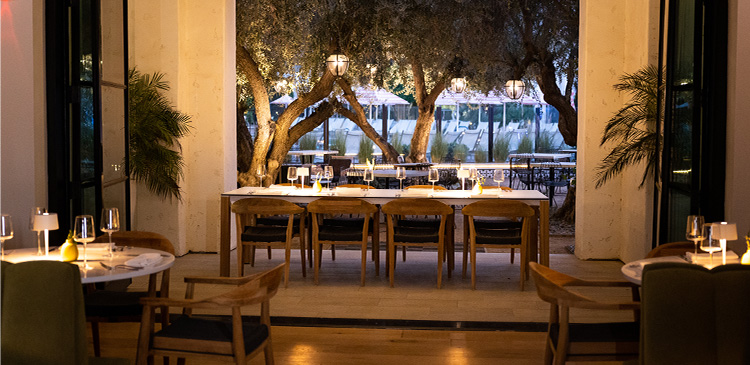 image of dining room at Grapefruit Basil restaurant